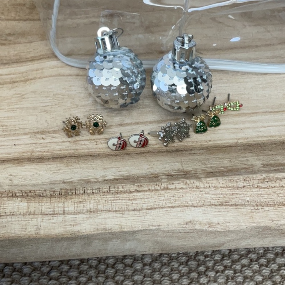 🌻 FREE WITH PURCHASE Christmas earrings